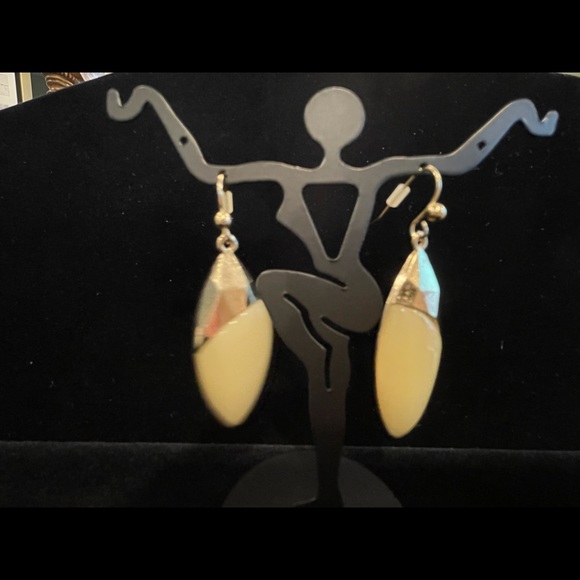 Cream earrings - Picture 2 of 3